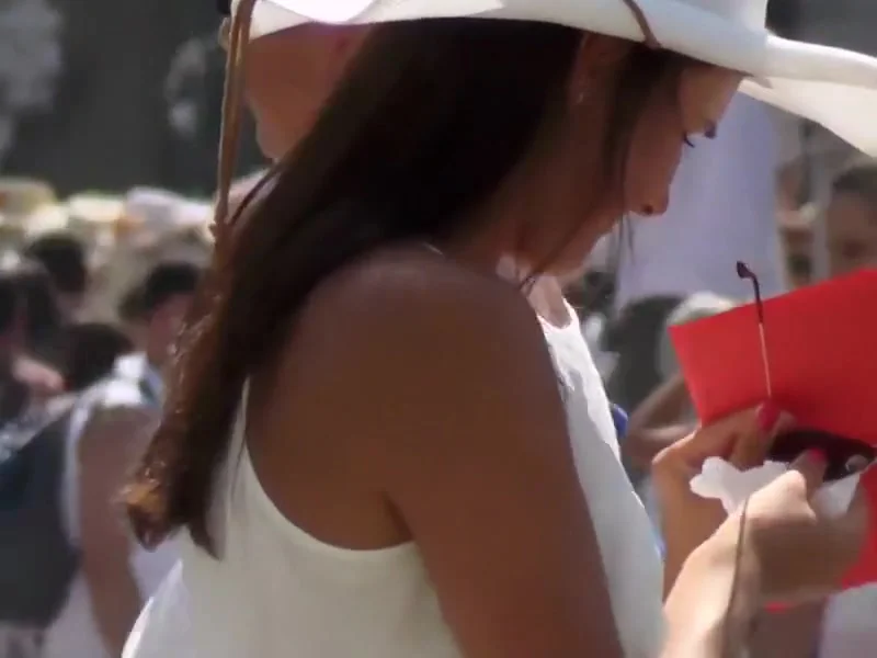 Hot girl cried after he proposed