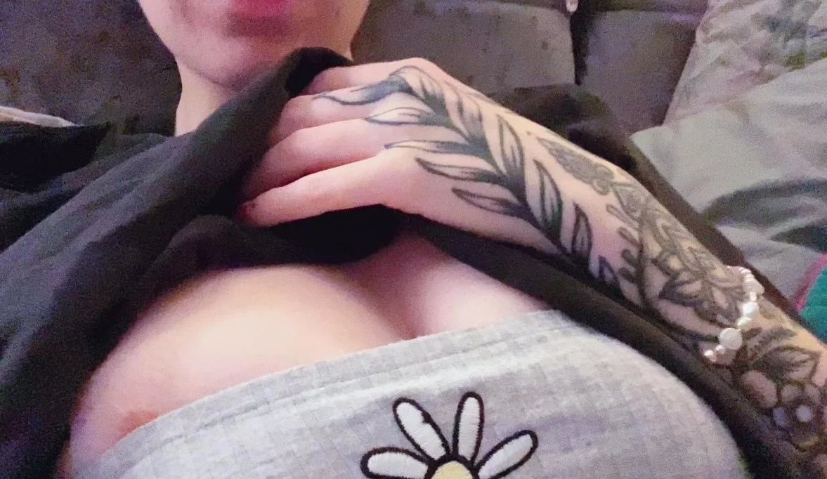 Amateur tennis player exposes her big boobs