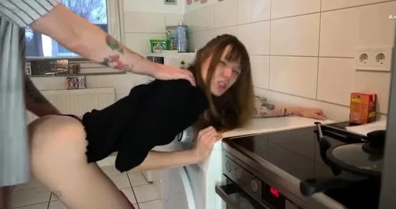Anne-Eden - Nachbar bespannt und wixxt beim Kuechenfick