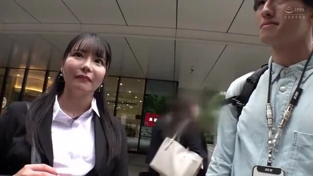 フレッシュ美人OLが2本の勃起チンポに囲まれフェラを堪能して、手マンされて潮吹き