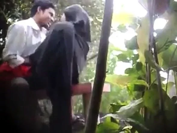 BanglaDeshi Boys and Girls Sex in Park