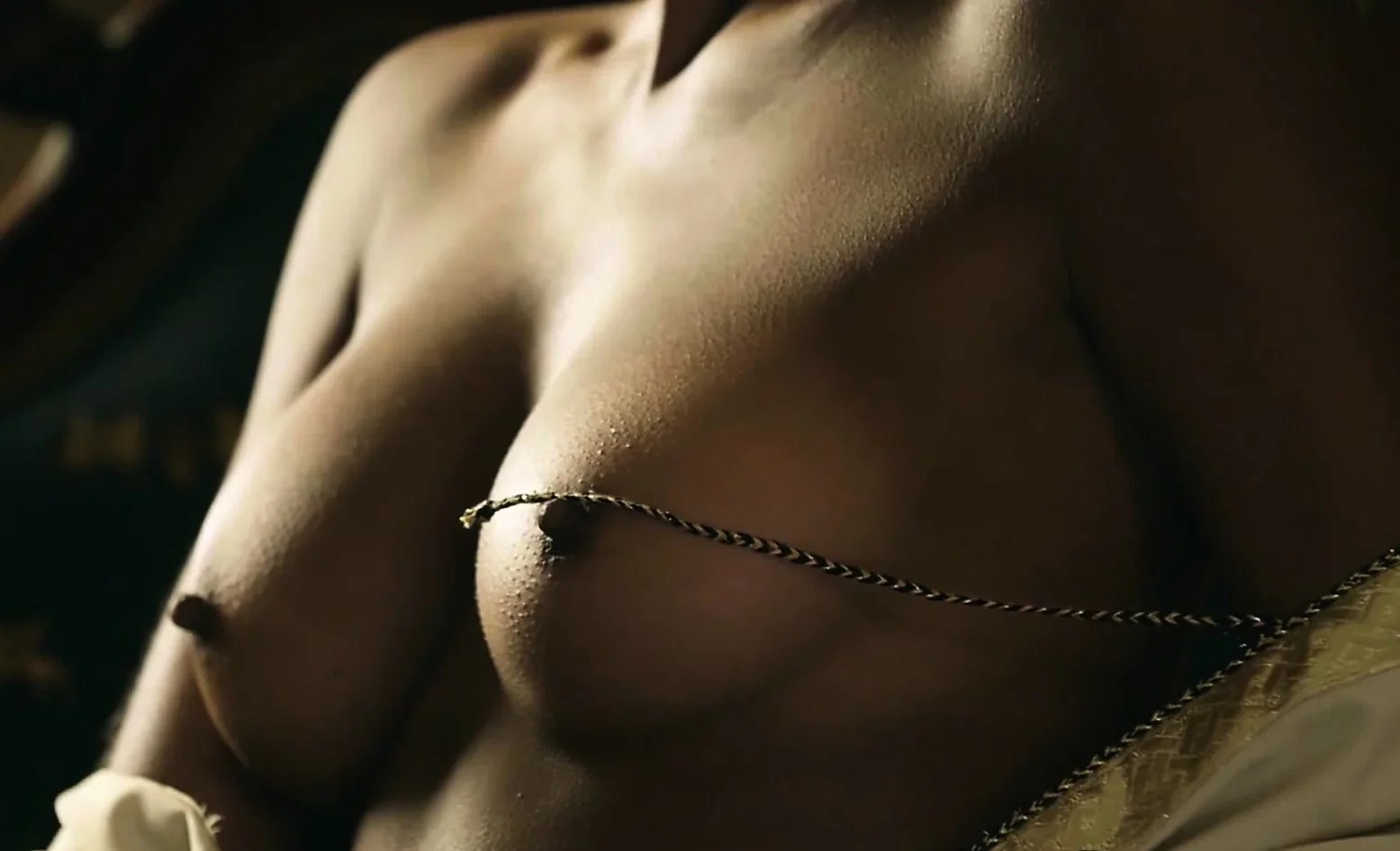 All natural Bruna Rocha shows curvy body