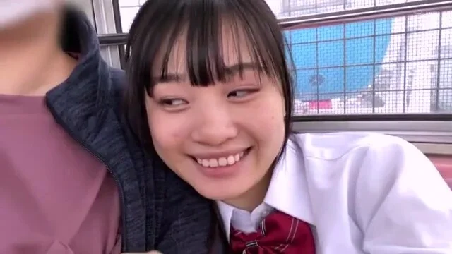 清楚な童顔美女がキュートな笑顔たっぷりのラブラブデート、車内でフェラ