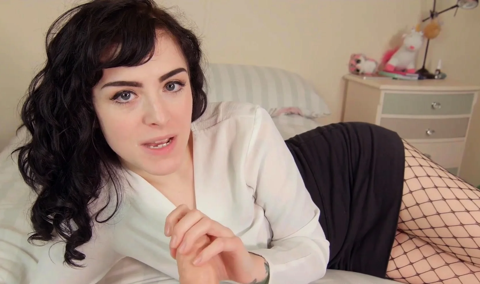 Cute amateur webcam teen girl toying pussy on webcam