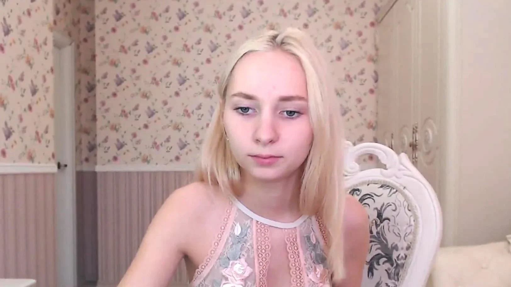 Skinny Solo Teen Masturbate Her Pink Shaved