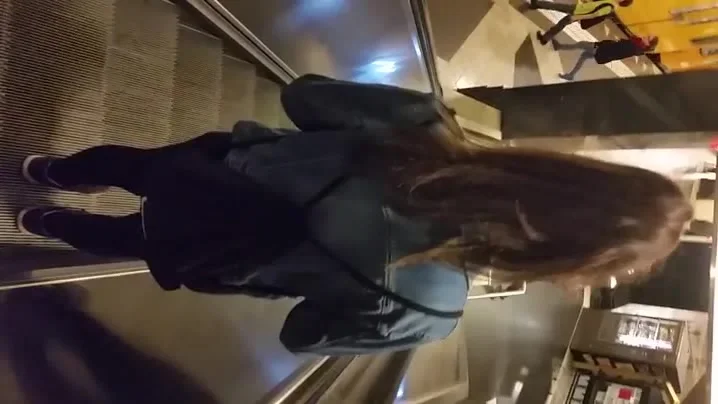 Teenyluder in der U-Bahn verfolgt