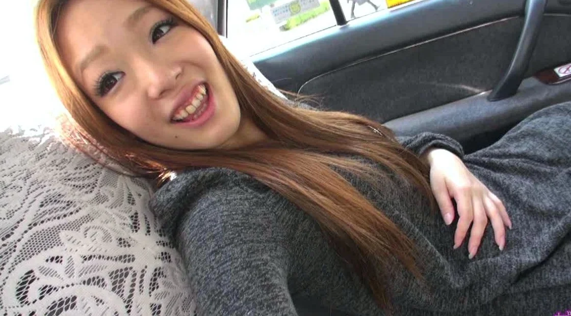 Asian amateur gives outdoor blowjob
