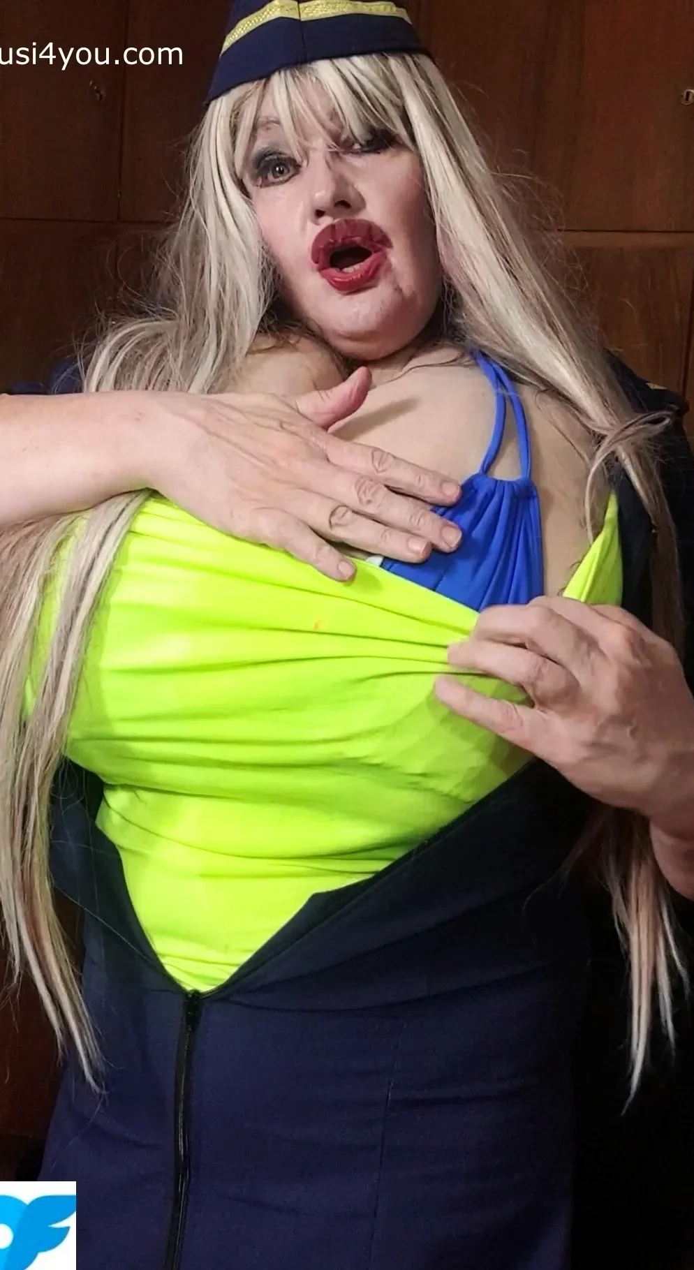 Watch sexy Susi in amazing stewardess