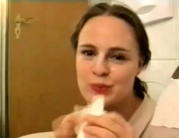 Sie laesst sich ins Gesicht spritzen