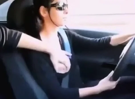 Female Uber Driver Gives Her Passenger A Handjob