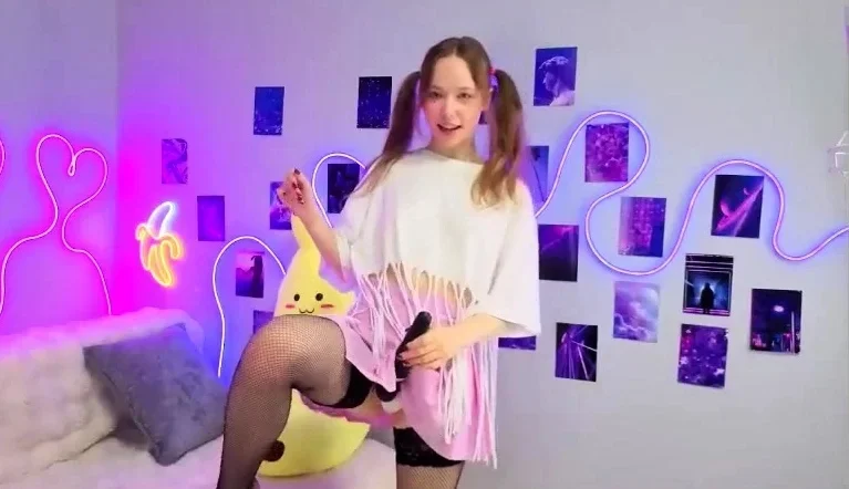 Amateur Teen with Huge Dildo Masturbating on Webcam