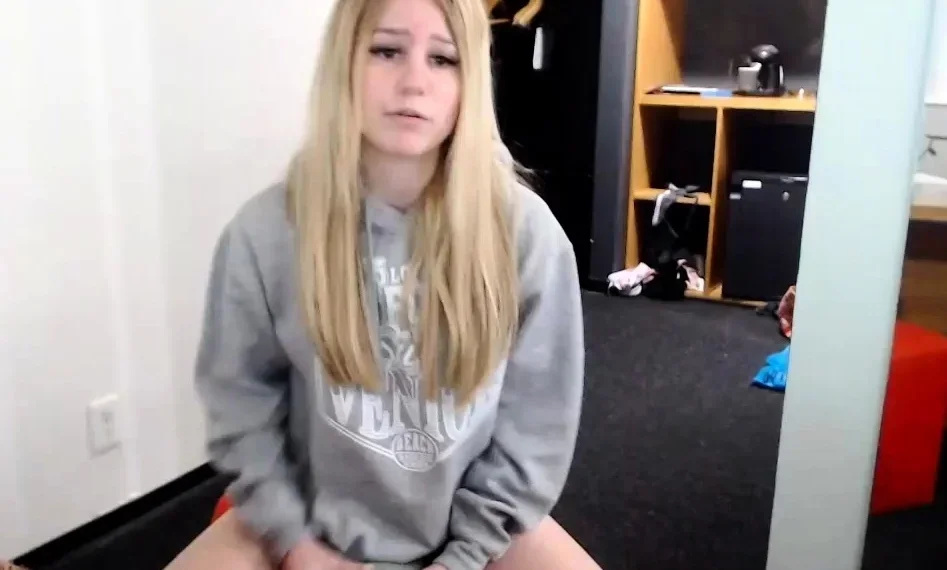 Amateur blonde having solo pleasure