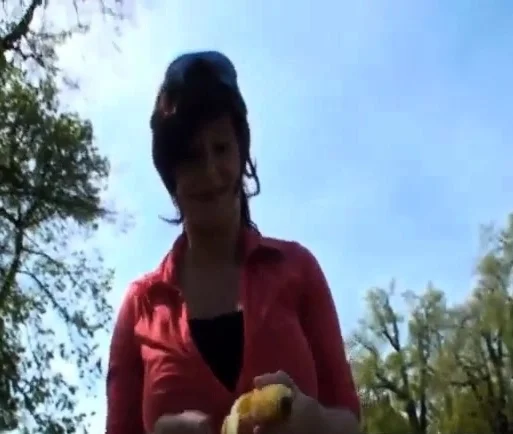 Zwei Dreckschlampen zeigen sich oeffentlich