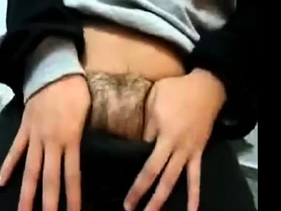 mostrando el peluche