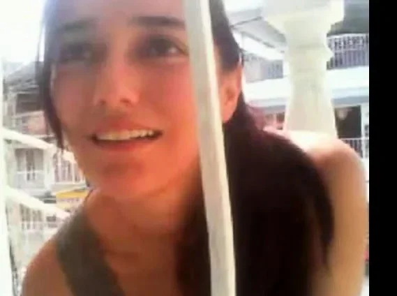 Colombiana excitada en su balcon