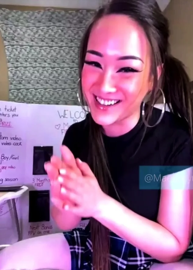 Amateur Webcam Teen Masturbates And Teases