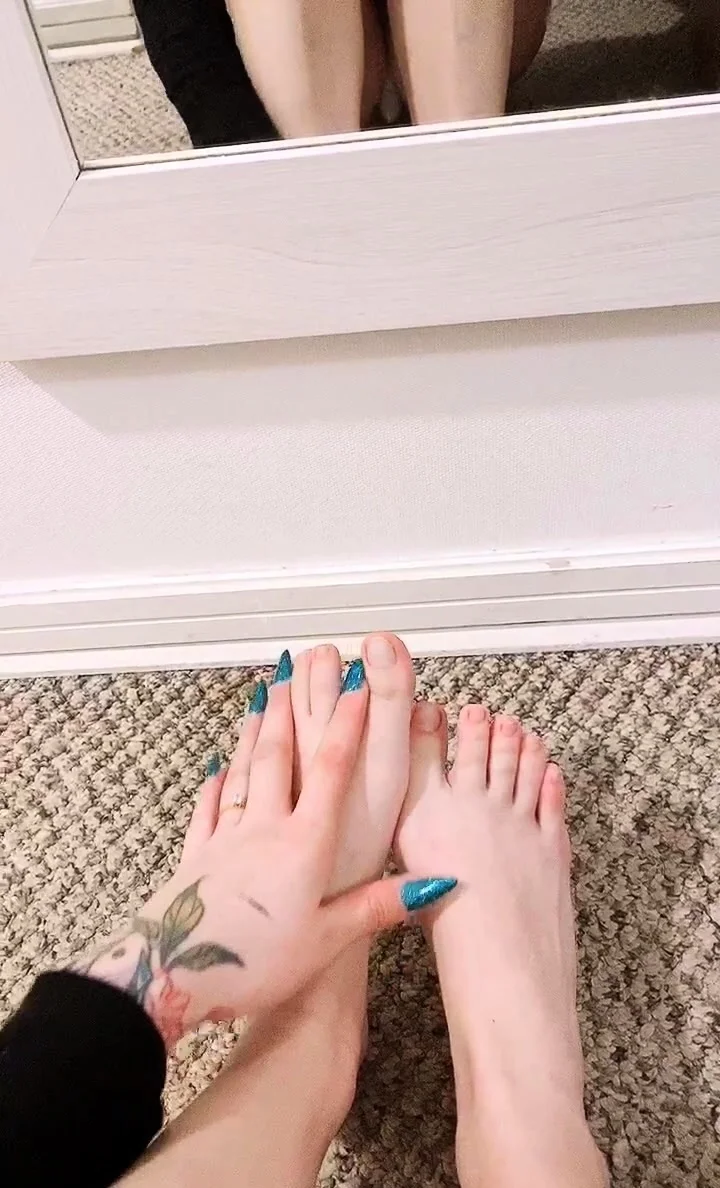 Amateur Foot Fetish Girlfriend Sucks and gives a Footjob