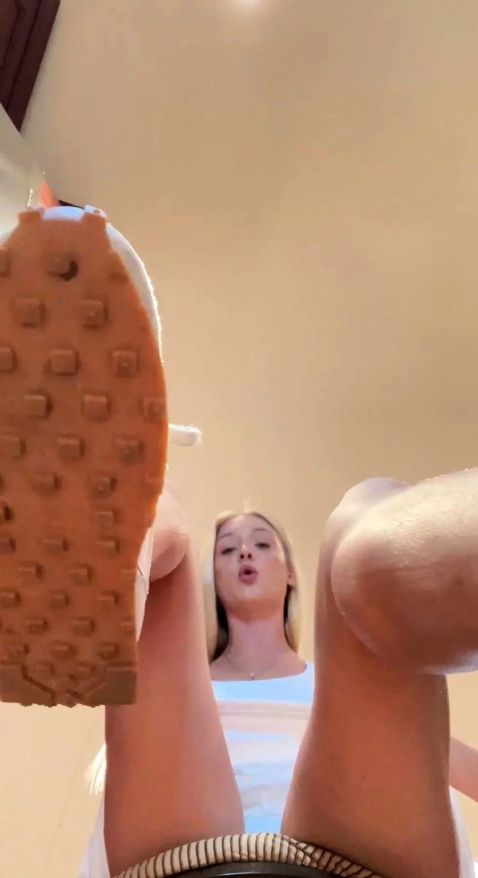 Sleaze blonde has the kinky foot fetish