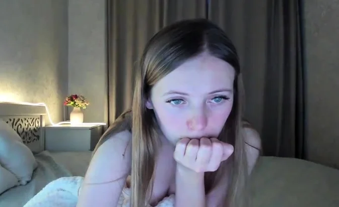 Hot amateur webcam teen masturbates for their fans