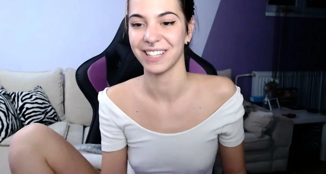 Amateur Webcam Teen Masturbates And Teases