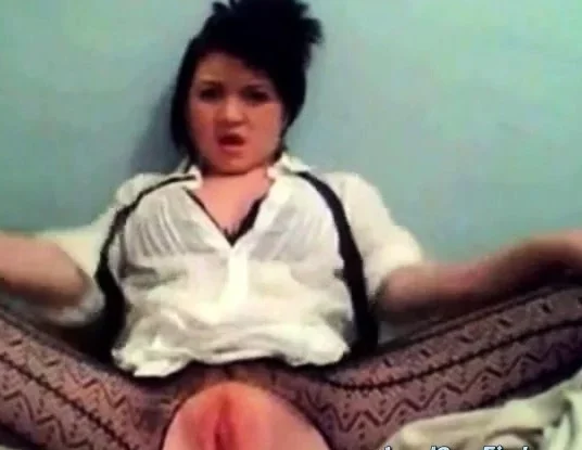 Very sexy brunette masturbate in cam
