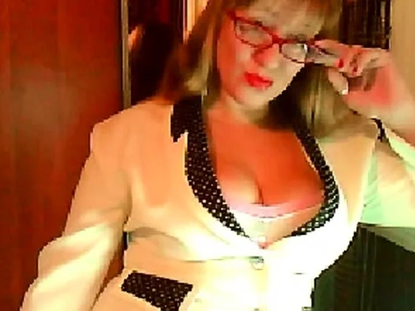 milf masturbates on webcam