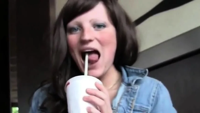 Studentenficke auf McDonalds Klo geknallt und besamt!
