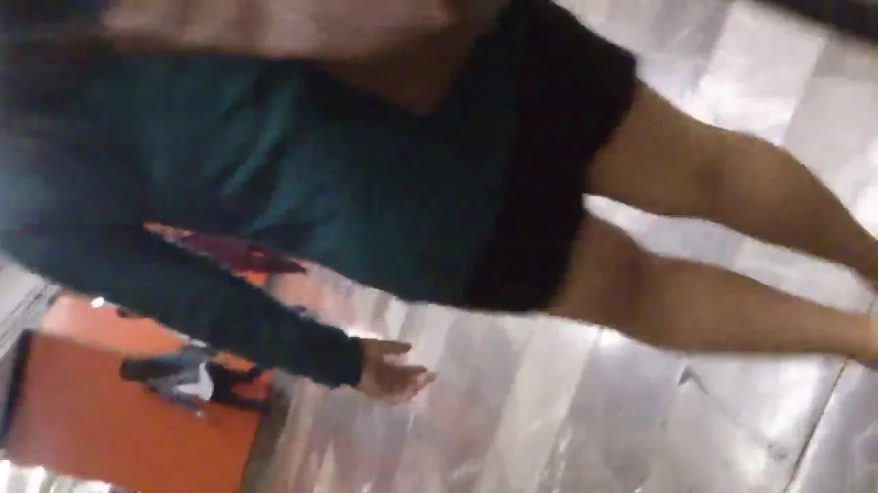 Ricas piernas de madurita en faldita