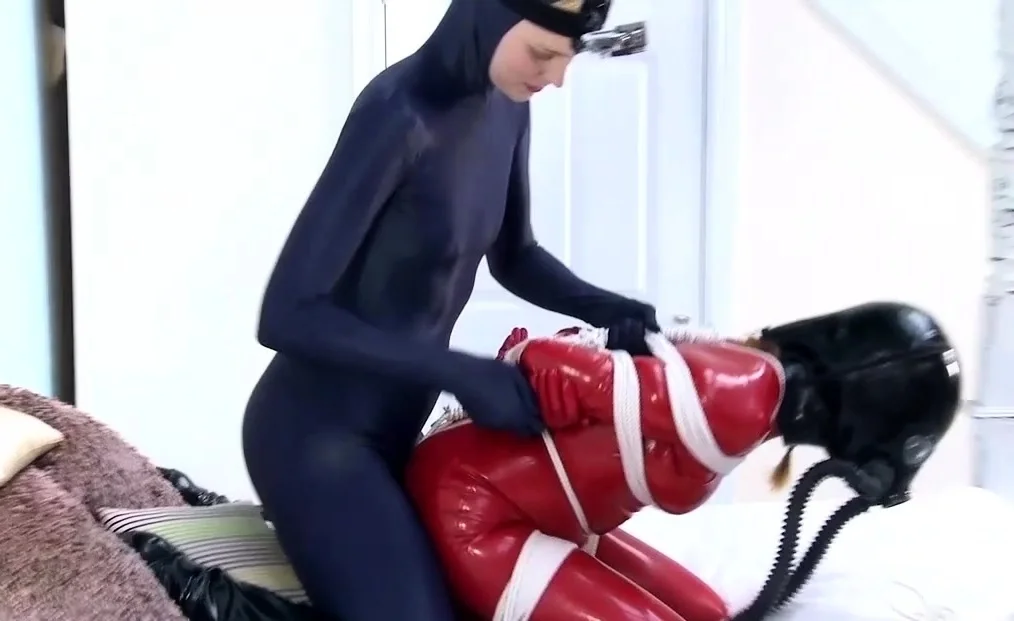 Amateur CDin latex dildoing