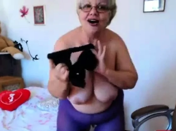 Granny playing with  big boobs on webcam! Amateur!