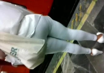 Mallones blancos de una Madura en el metro