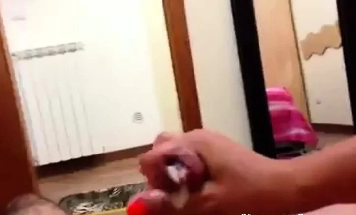 La mia ex di roma mi fa una sega e mi fa sborrare