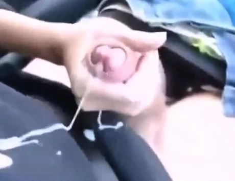 Female Uber Driver Gives Her Passenger A Handjob