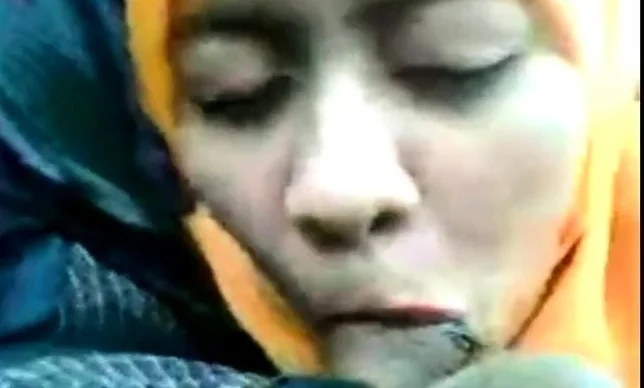 Cikgu bertudung blowjob