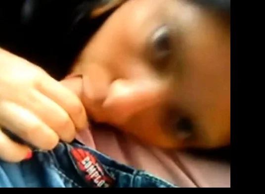 Mexicana le mama la verga al novio en el carro!