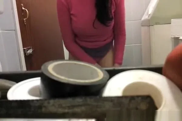 Hottie peeing
