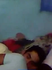 Gravida trepando de ladinho na cama