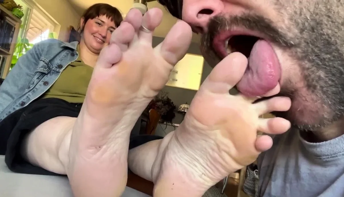 Amateur Foot Fetish Girlfriend Sucks and gives a Footjob