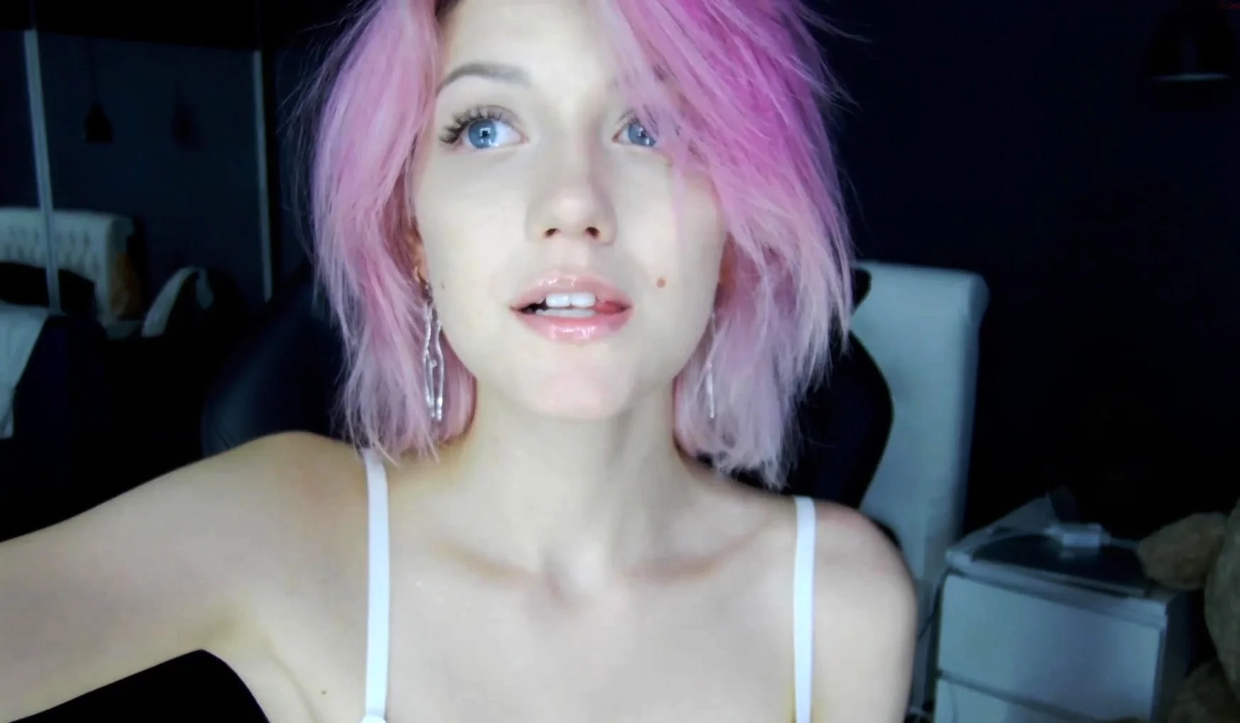 Super hot busty blonde babe fucks a big dick on webcam