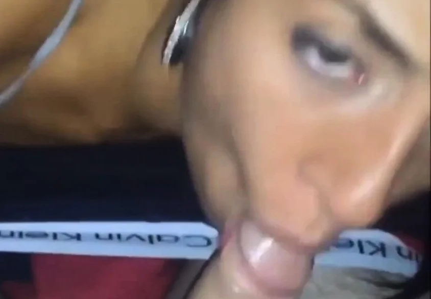 Elle suce son copain et sa copine conduit