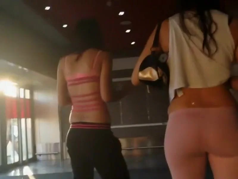 Thong outline in pink leggings