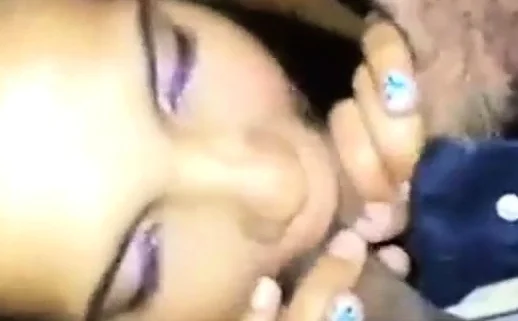 Novinha casada socando duas pirocas na boca