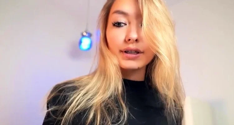 Amateur Webcam Cute Teen Plays Solo
