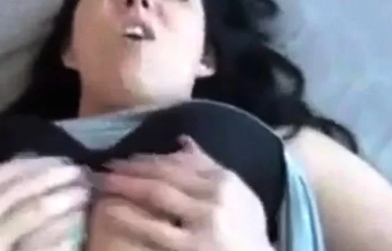 Sie bekommt cum auf ihrem Gesicht und will danach gefickt.