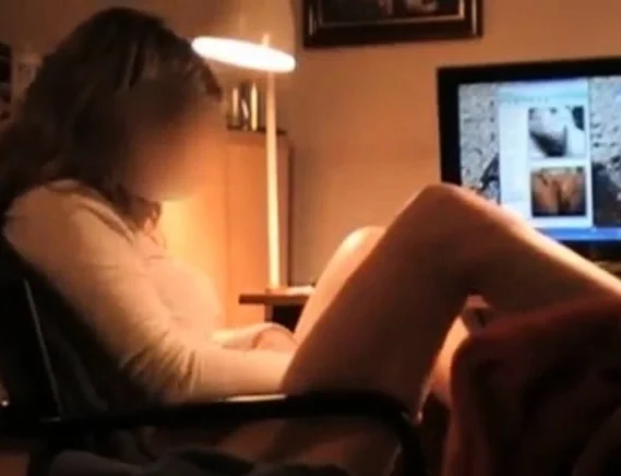 masturbation devant un film x