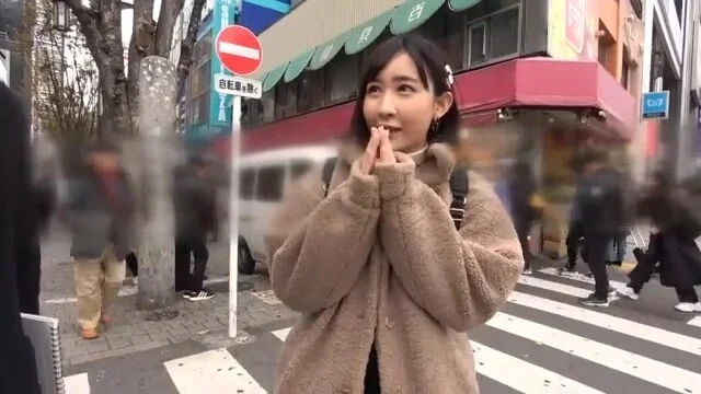 小顔の巨乳美女がラブラブデート、ラブホでおっぱい揉まれながらキス